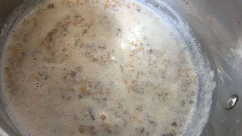 牛奶燕麦粥,煮两分钟，再盖上锅盖焖两分钟就可以了