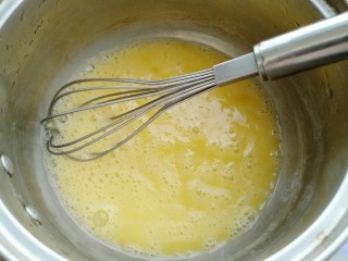 黄花菜蛋汤,加少许盐打散