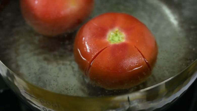 酸甜可口，吃完从头暖到脚,西红柿表面划十字刀，先在开水中烫30秒再放入冷水中。