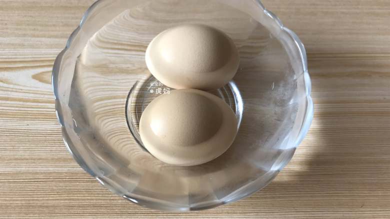 什锦鸡蛋小船,蒸熟的鸡蛋从蒸蛋器里取出后立即放入冷水里浸泡一分钟左右，这样容易剥壳；