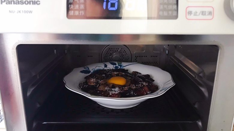 鲜香菇鸡蛋蒸酱油肉,放入蒸箱