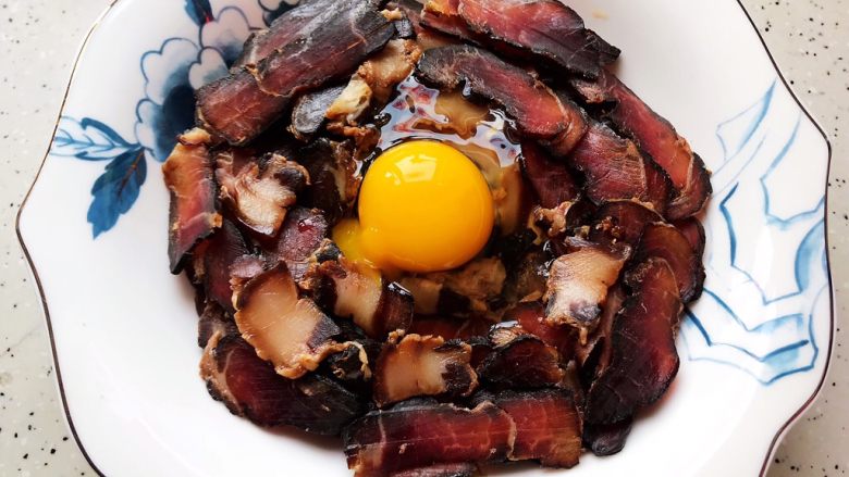 鲜香菇鸡蛋蒸酱油肉,加入鸡蛋