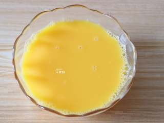 虾仁鸡蛋羹,加入温开水搅拌均匀，温水跟蛋液比例1:1为佳；