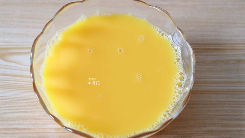 虾仁鸡蛋羹,加入温开水搅拌均匀，温水跟蛋液比例1:1为佳；