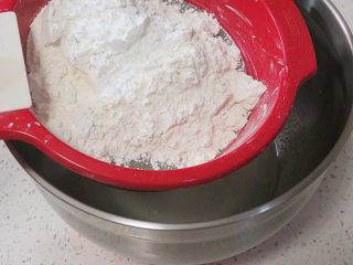 【小猪佩奇主题生日蛋糕】,筛入面粉、玉米淀粉拌匀