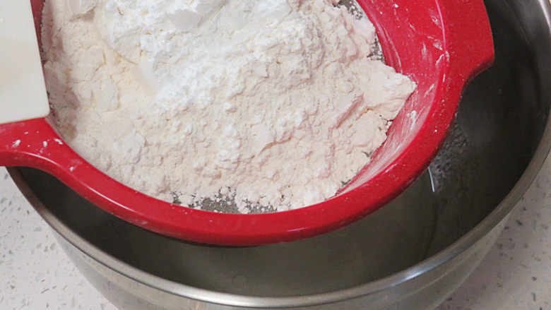 【小猪佩奇主题生日蛋糕】,筛入面粉、玉米淀粉拌匀