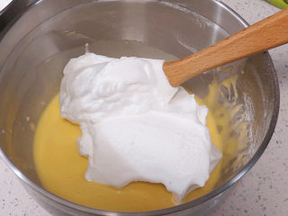 【小猪佩奇主题生日蛋糕】,取1/3量的打发蛋白霜与蛋黄糊轻拌均匀