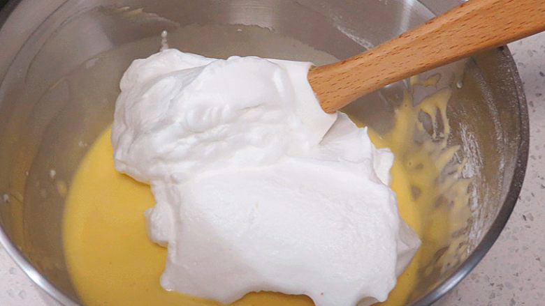 【小猪佩奇主题生日蛋糕】,取1/3量的打发蛋白霜与蛋黄糊轻拌均匀
