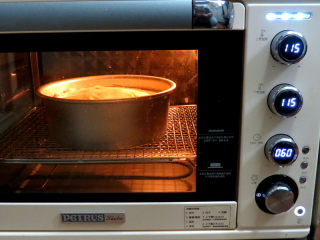 【小猪佩奇主题生日蛋糕】,烤箱提前预热。放入中下层，温度上下115度，烤60分钟；时间到后，调整为温度上下130度，烤30分钟。如感觉上色不理想的话，继续调整温度上下180度，烤2分钟