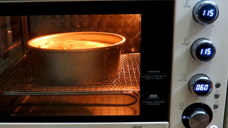 【小猪佩奇主题生日蛋糕】,烤箱提前预热。放入中下层，温度上下115度，烤60分钟；时间到后，调整为温度上下130度，烤30分钟。如感觉上色不理想的话，继续调整温度上下180度，烤2分钟