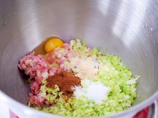 多彩饺子,把绞好的肉末放入海氏和面桶中，把白菜挤干水分再放入，加入鸡蛋、蚝油、鸡精、盐、五香粉