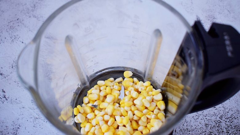 香浓奶香玉米汁,把玉米放入破壁机或者豆浆机中