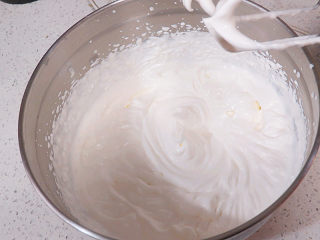 【小猪佩奇主题生日蛋糕】,打发淡奶油。取300克淡奶油用打蛋器打至纹路清晰