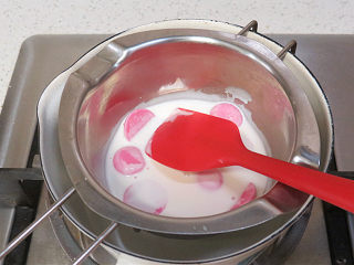 【小猪佩奇主题生日蛋糕】,将淋面材料放入小锅，隔热水融化巧克力，搅匀，装入裱花袋中，剪小口