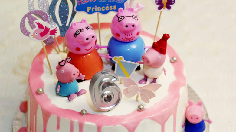 【小猪佩奇主题生日蛋糕】,成品