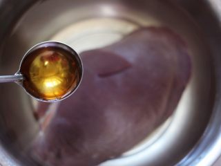 菠菜猪肝汤,把冲洗干净的猪肝放到盆中，加入适量的清水，倒入料酒去除猪肝的腥味，把猪肝浸泡一个小时。