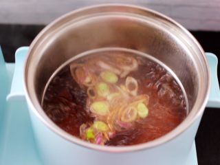 菠菜猪肝汤,汤锅中加入适量的清水，把翻炒好的葱姜汁倒入汤锅中，大火煮沸后。