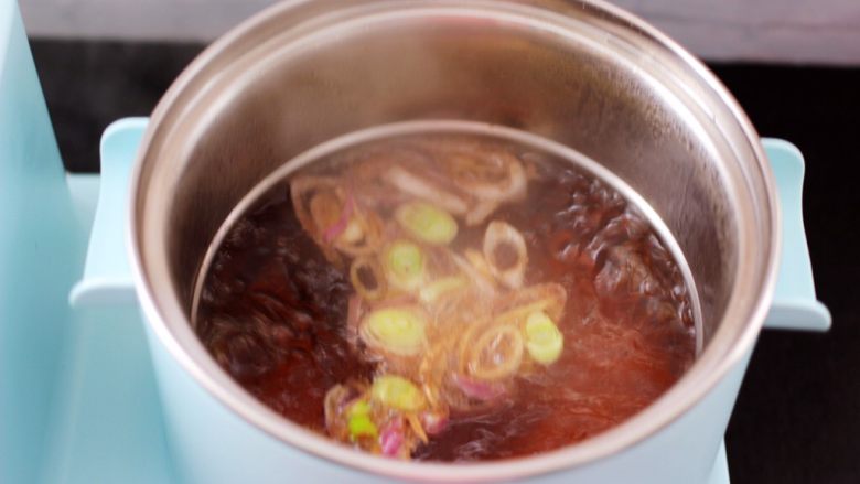 菠菜猪肝汤,汤锅中加入适量的清水，把翻炒好的葱姜汁倒入汤锅中，大火煮沸后。