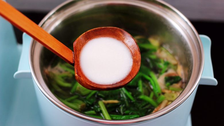 菠菜猪肝汤,这个时候加入提前化开的淀粉勾芡。