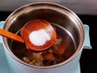 菠菜猪肝汤,加入适量的盐和味精调味。