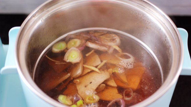 菠菜猪肝汤,锅中倒入焯过水的猪肝。