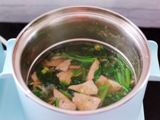 菠菜猪肝汤,看见汤汁变得越来越浓稠时，即可关火。