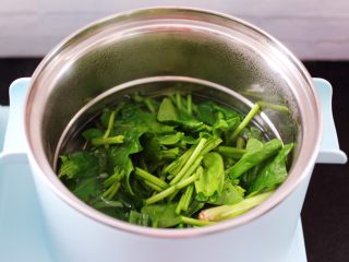 菠菜猪肝汤,东菱早餐机的汤锅里，倒入适量的清水烧开后，加入一勺盐，把菠菜焯水捞出备用。