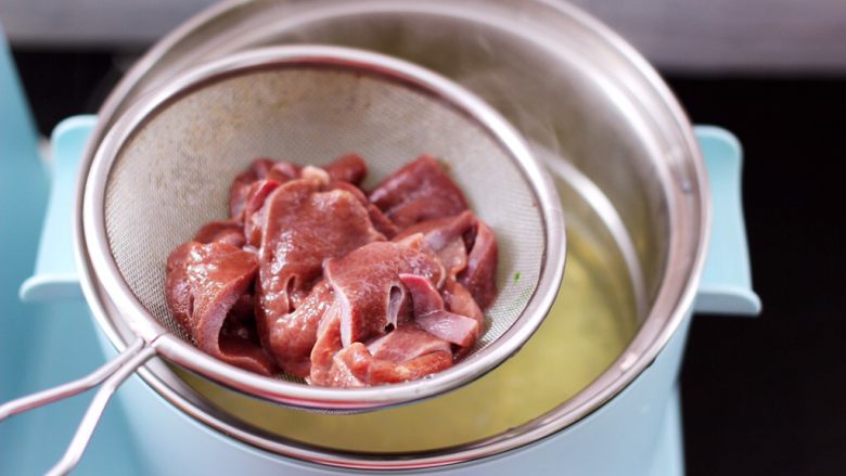 菠菜猪肝汤,这个时候把切片的猪肝，也放到锅中进行焯水。