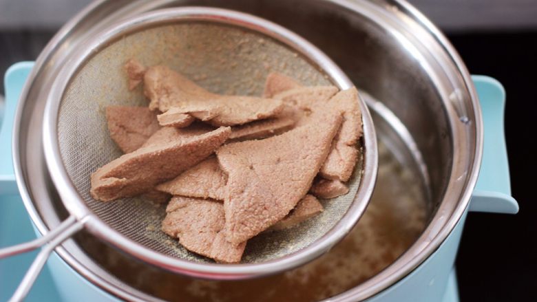 菠菜猪肝汤,把猪肝焯至10秒变色即可捞出。