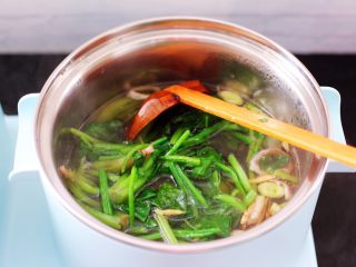 菠菜猪肝汤,大火煮沸后，放入焯过水的菠菜。
