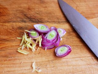 菠菜猪肝汤,葱姜用刀切丝备用。