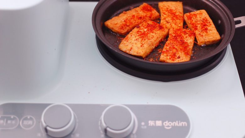香辣煎豆腐,稍微煎一下即可关火。