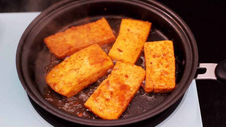 香辣煎豆腐,锅中慢慢把汤汁收到粘稠时。