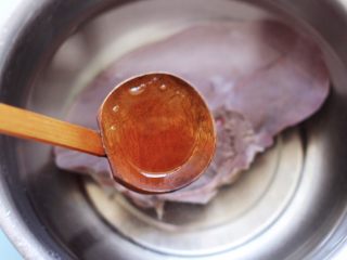 辣爆猪肝,冲洗干净的猪肝放入盆中，加入适量的清水，倒入料酒去腥味。