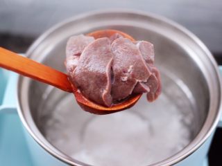 辣爆猪肝,东菱早餐机的汤锅里，倒入适量的清水烧开后，放入切片的猪肝进行焯水。