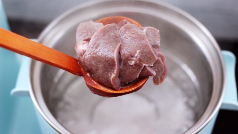 辣爆猪肝,东菱早餐机的汤锅里，倒入适量的清水烧开后，放入切片的猪肝进行焯水。
