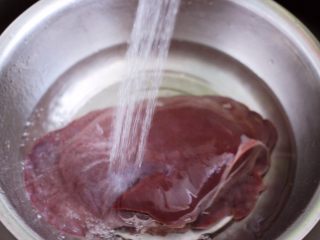 辣爆猪肝,买回来的猪肝首先先用自来水反复冲洗一下。