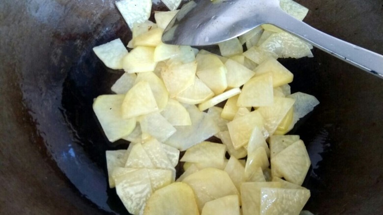 土豆青椒炒火腿,一直翻炒，直到土豆变透明