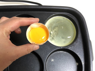 维尼熊太阳蛋芝士火鸡面,煮面的时候，可以煎鸡蛋，把一个鸡蛋的蛋黄和蛋清分离，先在多功能锅的六圆盘里刷一点油，但后磕进蛋清；