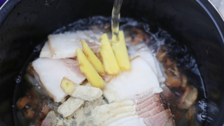 超鲜美的鱿鱼炖五花肉汤,倒入没过食材的水，按下炖汤键。