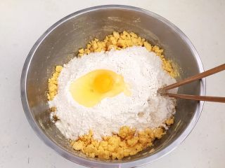 玉米馒头,打入1个鸡蛋