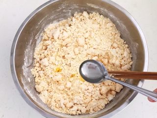 玉米馒头,搅拌均匀后加入2小勺玉米油