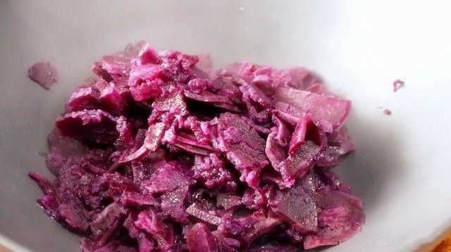 紫薯糯米丸子, 将蒸好的紫薯取出。把紫薯捣成泥。