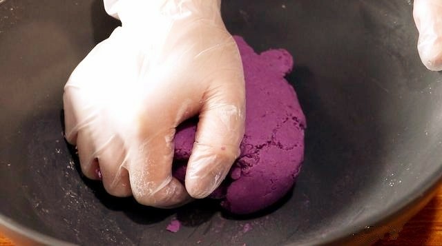 紫薯糯米丸子,然后揉成面团。