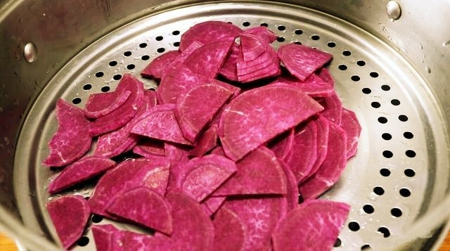 紫薯糯米丸子,放入锅中蒸制。切的片越薄越容易蒸熟。