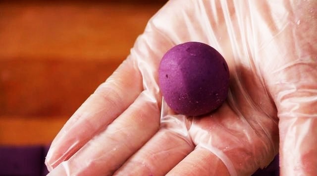 紫薯糯米丸子,用手揉搓成光滑的小丸子。