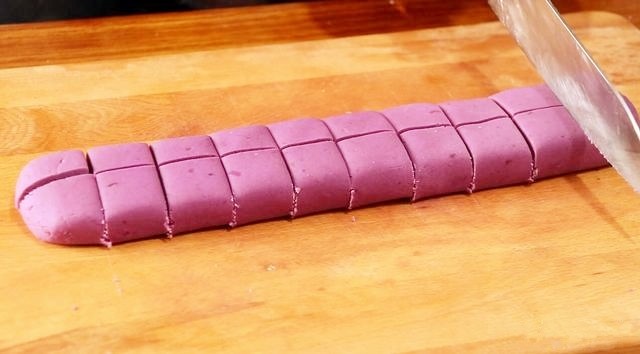 紫薯糯米丸子,将揉好的面团切成大小均匀的小方块。