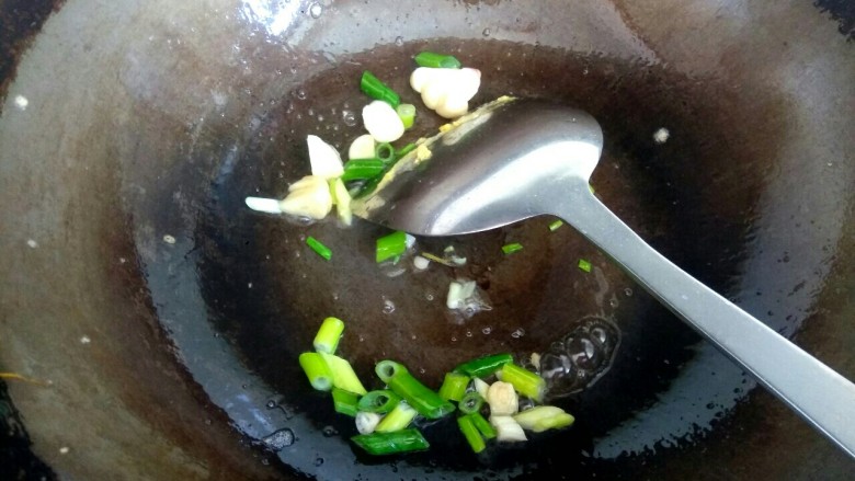 西葫芦木耳炒鸡蛋,锅中放入少量植物油，爆香葱姜蒜