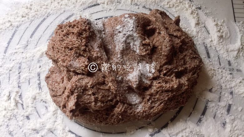 黑全麦小刀切馒头,在案板或揉面垫上撒上干粉，把发酵好的面团倒上去，揉匀、揉透。