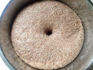 黑全麦小刀切馒头,放在温暖的地方发酵（发酵的时间，是根据季节、环境来定的）最后发酵至，差不多有原来的两倍大，用手指在中间戳一个洞，洞不会回缩、塌陷，就说明发酵好。